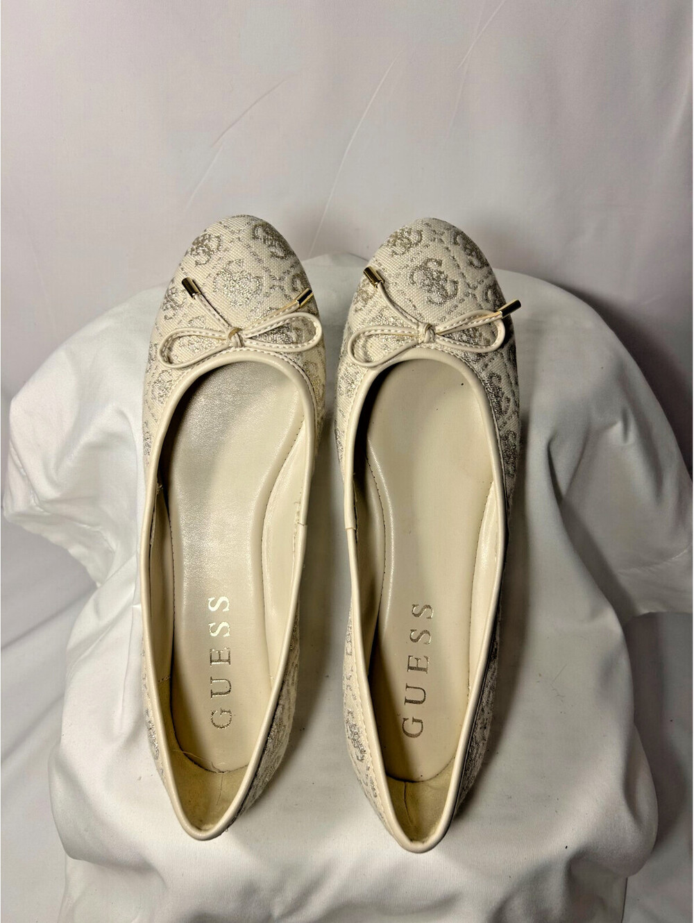 GUESS Women's Beige Gold Monogram Logo Jacquard Ballet Flats Bow Shoes Sz 9M